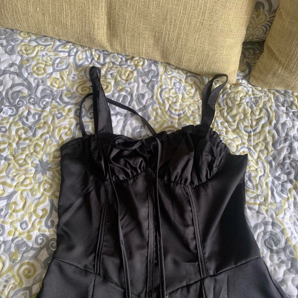 House of CB Carmen dress lookalike: midi sleeveless black dress with slit - Picture 8 of 9